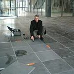 Rainer Weber bei der techn. Untersuchung eines Bodenbelags.